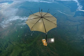 Biomass_satellite_over_forest.jpg Satellit som flyger över jorden.