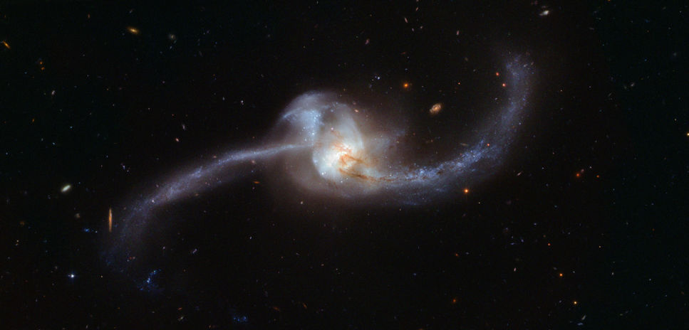 Två galaxer i kosmisk knut