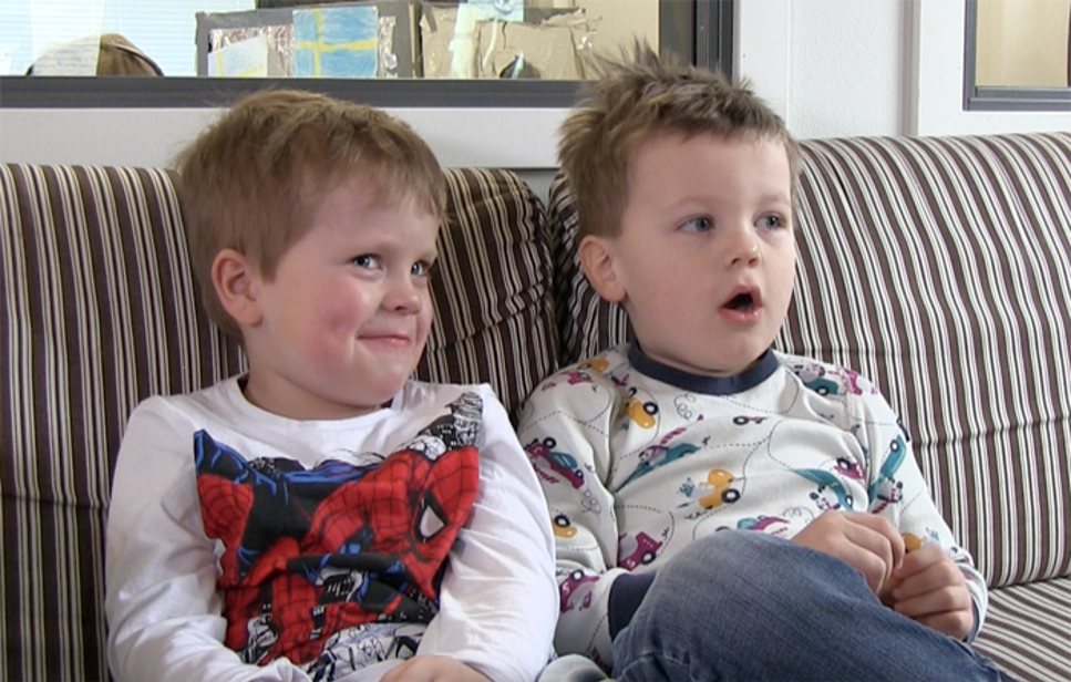 Nils och Anton är två av de kloka små rymdexperter som förklarar hur man åker till rymden.