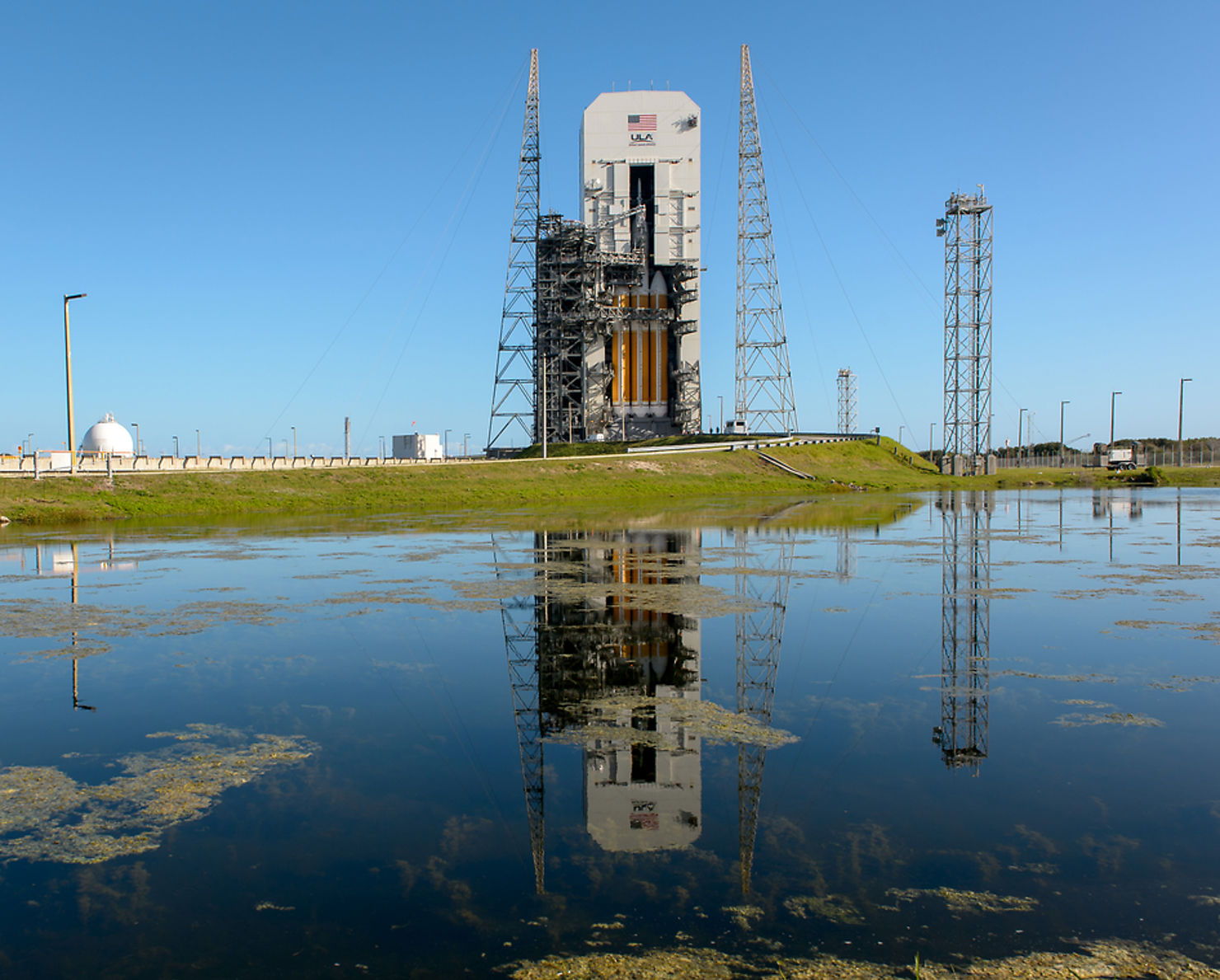 Rymdfarkosten Orion på startplattan på Cape Canaveral Air Force Station