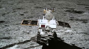 Rovern Yutu-2 landade på månens baksida för tre år sedan. Den är fortfarande aktiv.