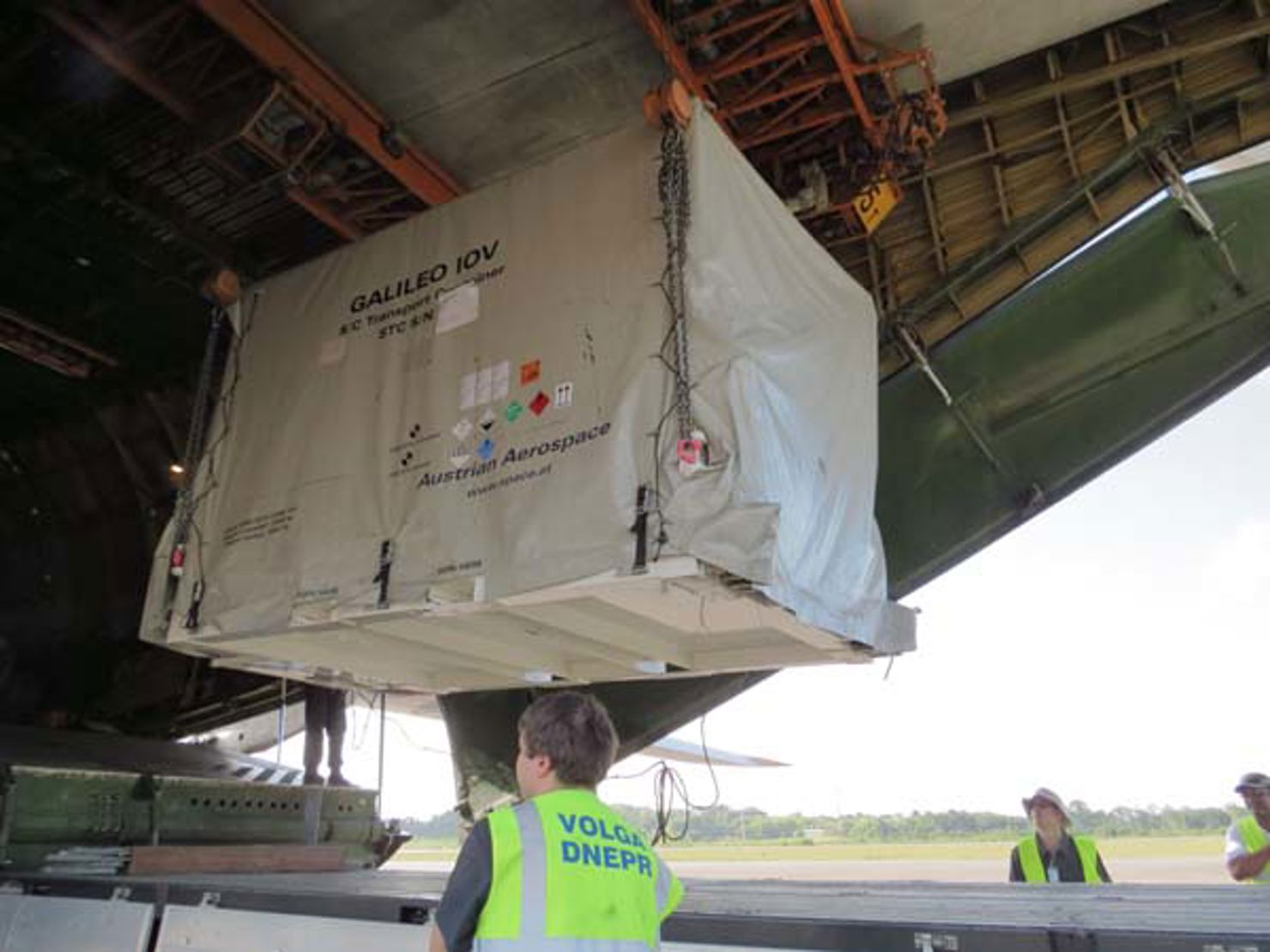  Containern med Galileosatelliterna lastas av från fraktflygplanet i Franska Guyana. 