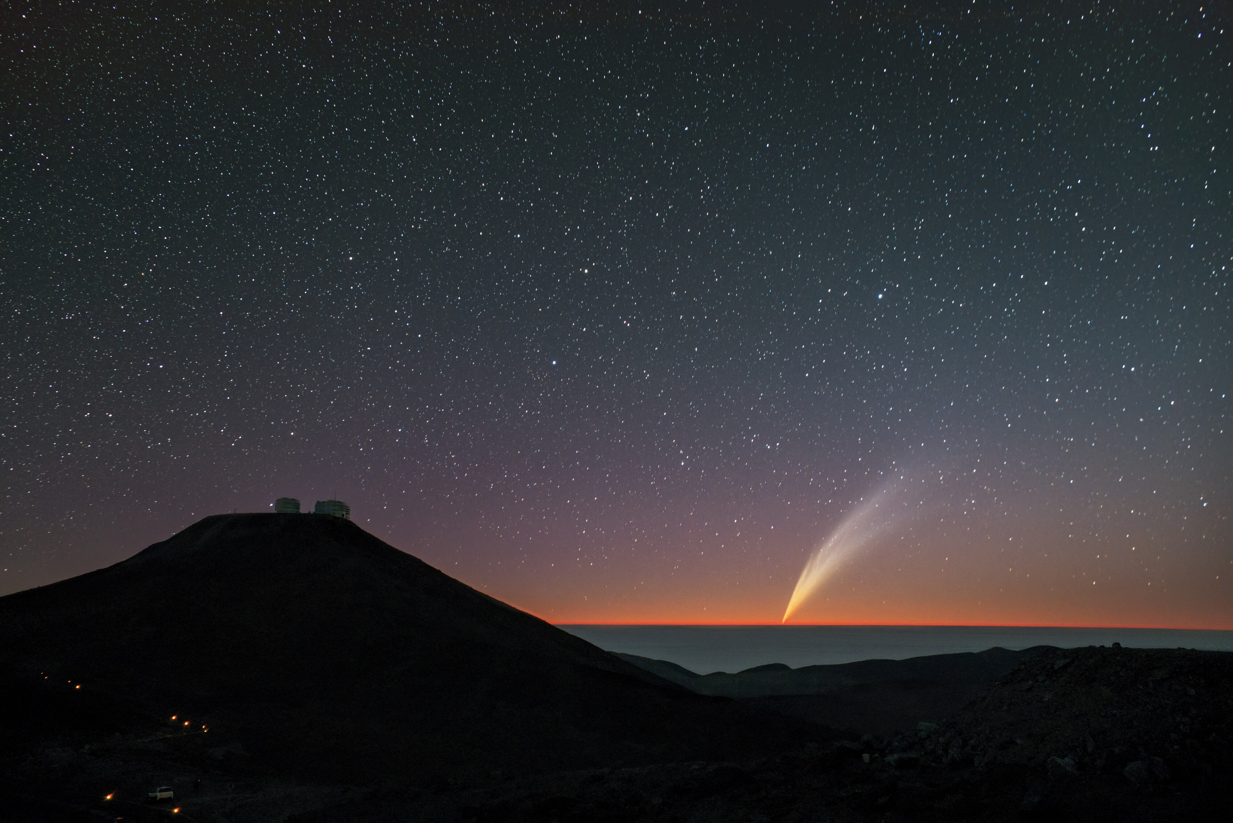 Komet över stjärnklar himmel