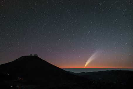 Komet.jpg Komet över stjärnklar himmel
