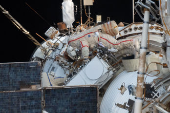 Den ryska kosmonauten Oleg Artemyev arbetar för att installera Icarus djurspårningssystem på ISS under en rymdpromenad som varade i 7 timmar och 46 minuter.