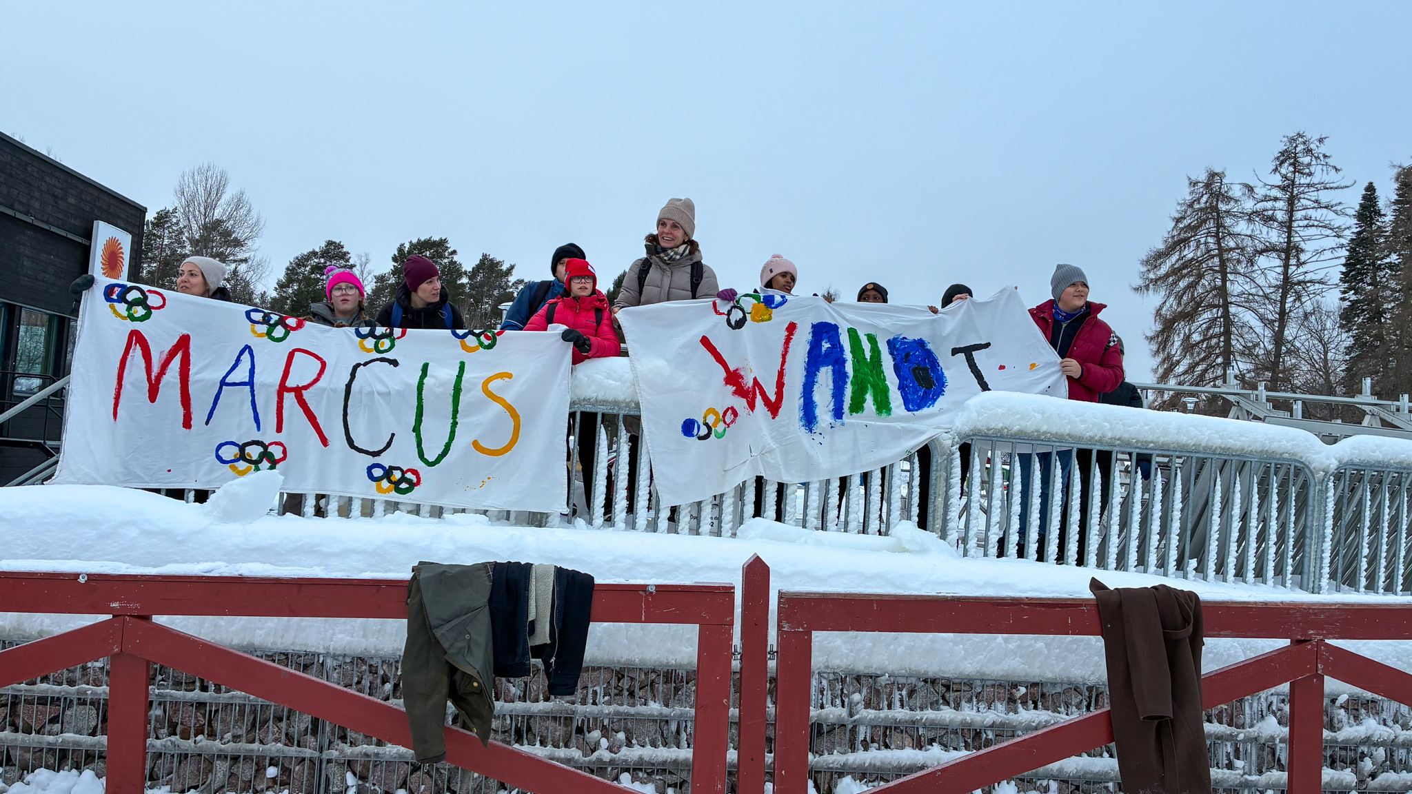 Människor som står på en bro me den flagga