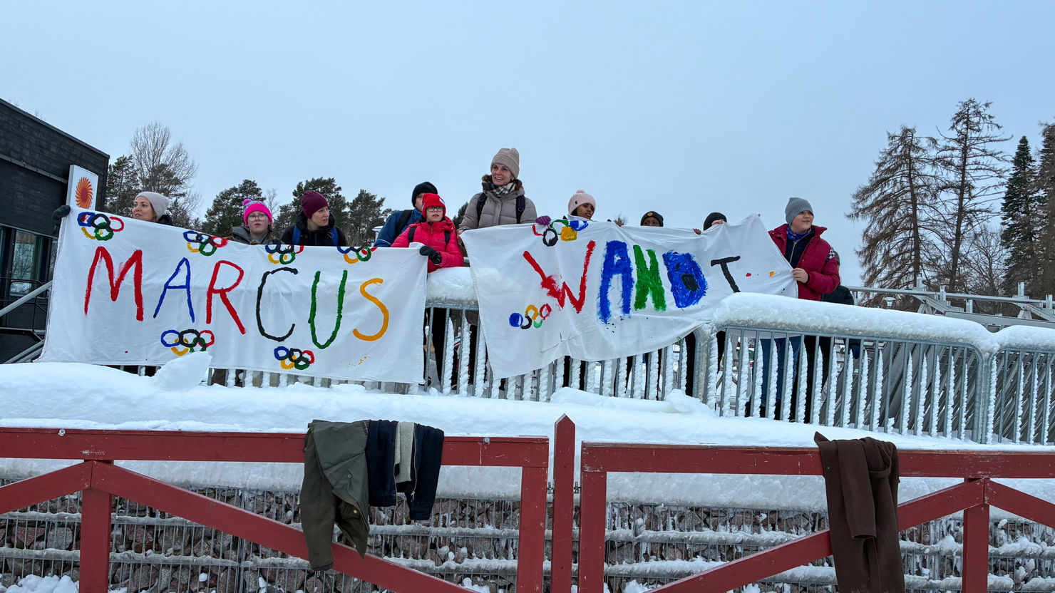 Människor som står på en bro me den flagga