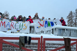 Wandt i Falun.jpg Människor som står på en bro me den flagga