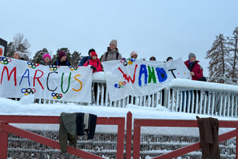 Wandt i Falun.jpg Människor som står på en bro me den flagga