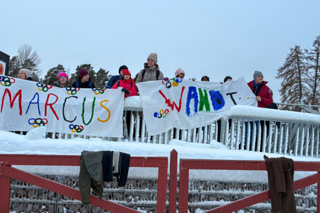 Wandt i Falun.jpg Människor som står på en bro me den flagga