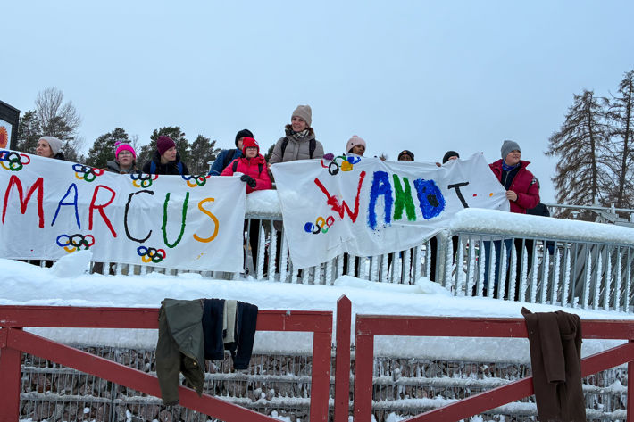 Wandt i Falun.jpg Människor som står på en bro me den flagga