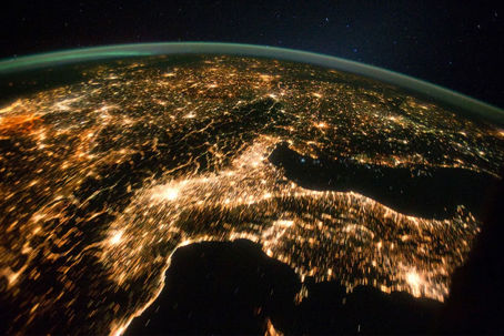 Ljus lyser upp natthimlen på denna bild av Europa tagen från den internationella rymdstationen.