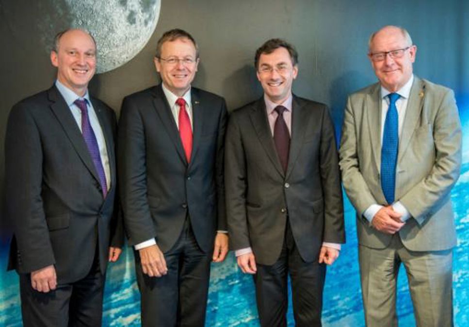 ESAgeneraldirektor.jpg Esas generaldirektör besökte Rymdstyrelsen