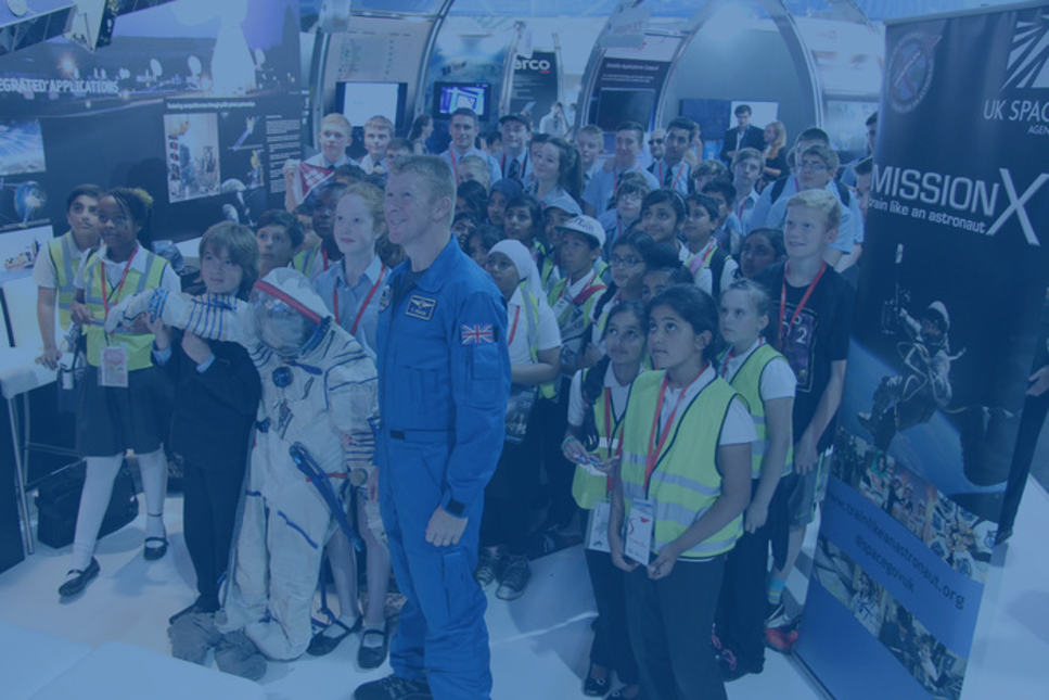 Astronauten Timothy Peake med Mission X-deltagare i England år 2014.