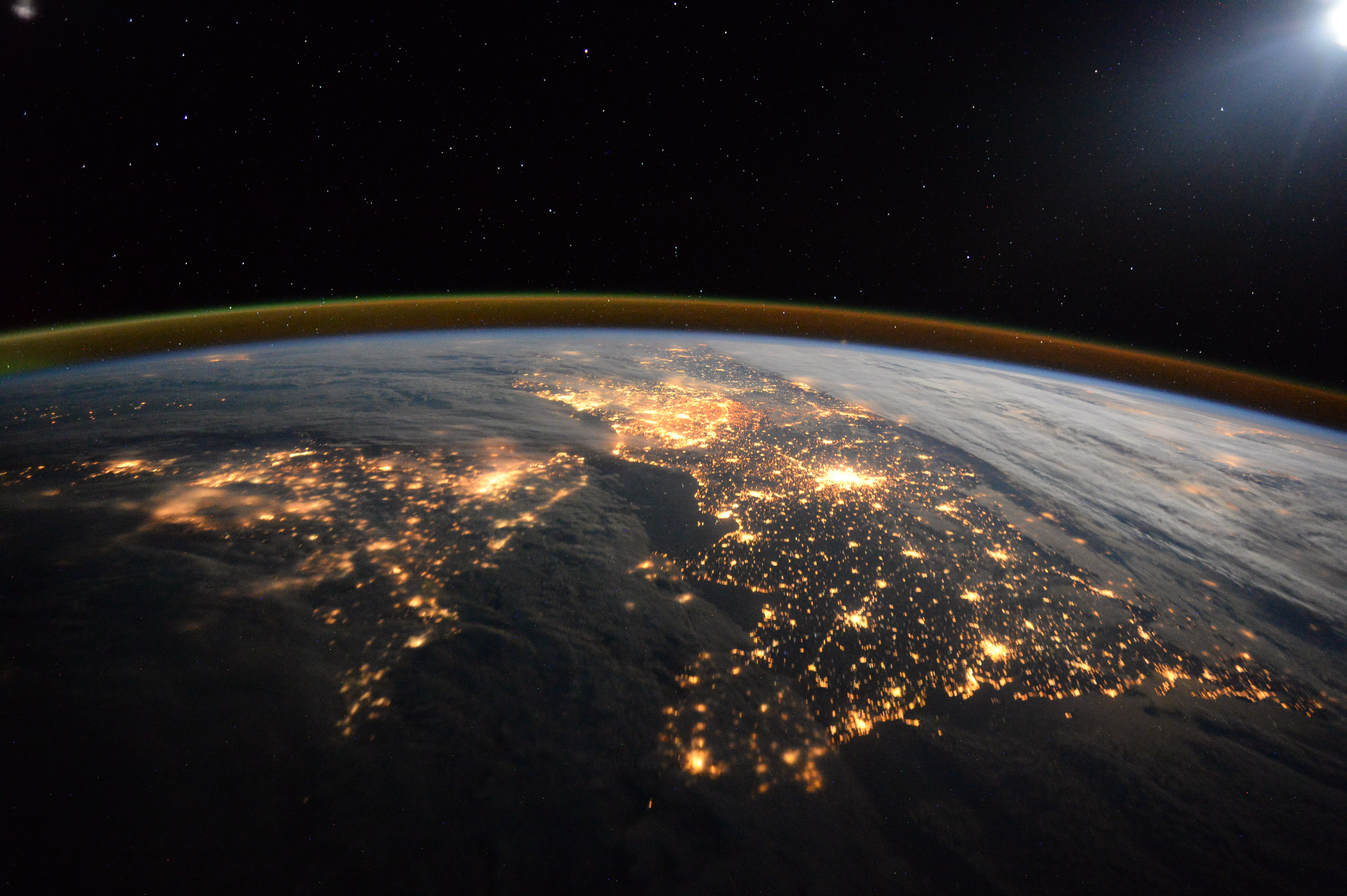 Снимки планеты земля. Вид земли из космоса. О земле и космосе. Снимок земли из космоса. Планета вид из космоса.