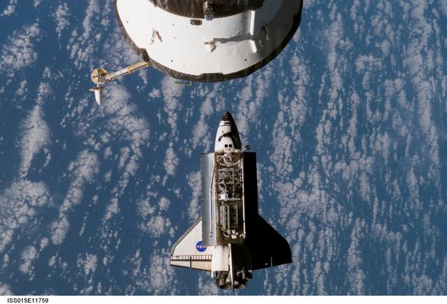Atlantis dockar med iss