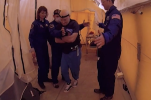 Den amerikanska astronauten Scott Kelly lär sig gå på nytt efter en lång vistelse i rymden.