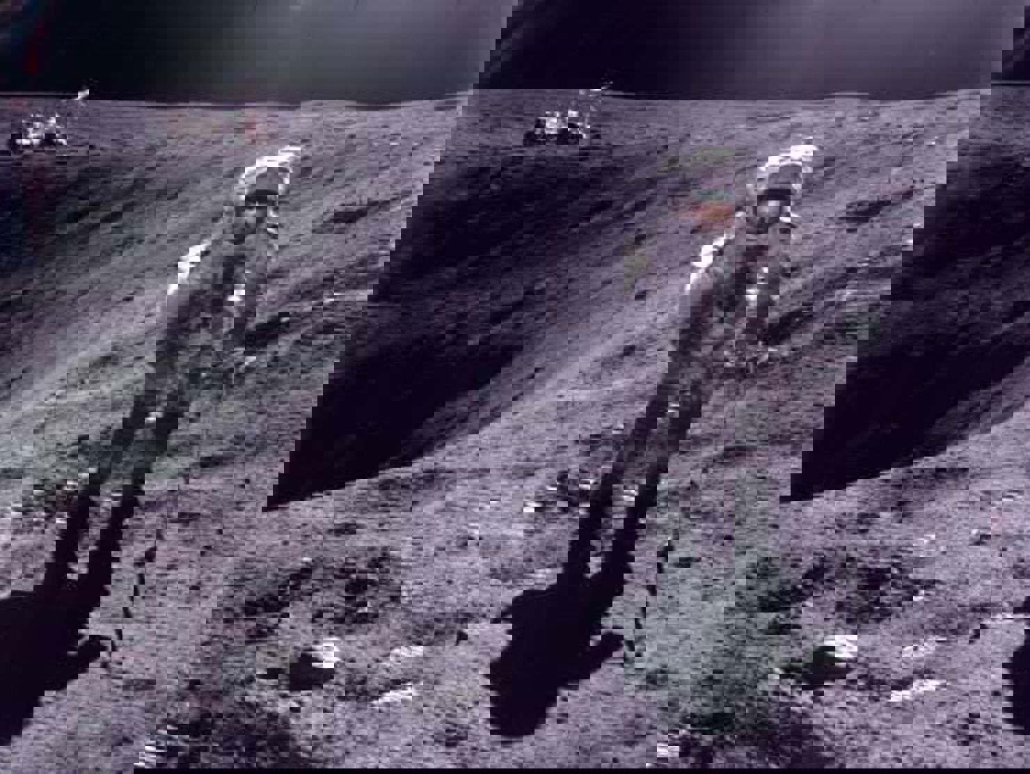 Charles Duke förevigades på bild under en promenerade på månen 1972.