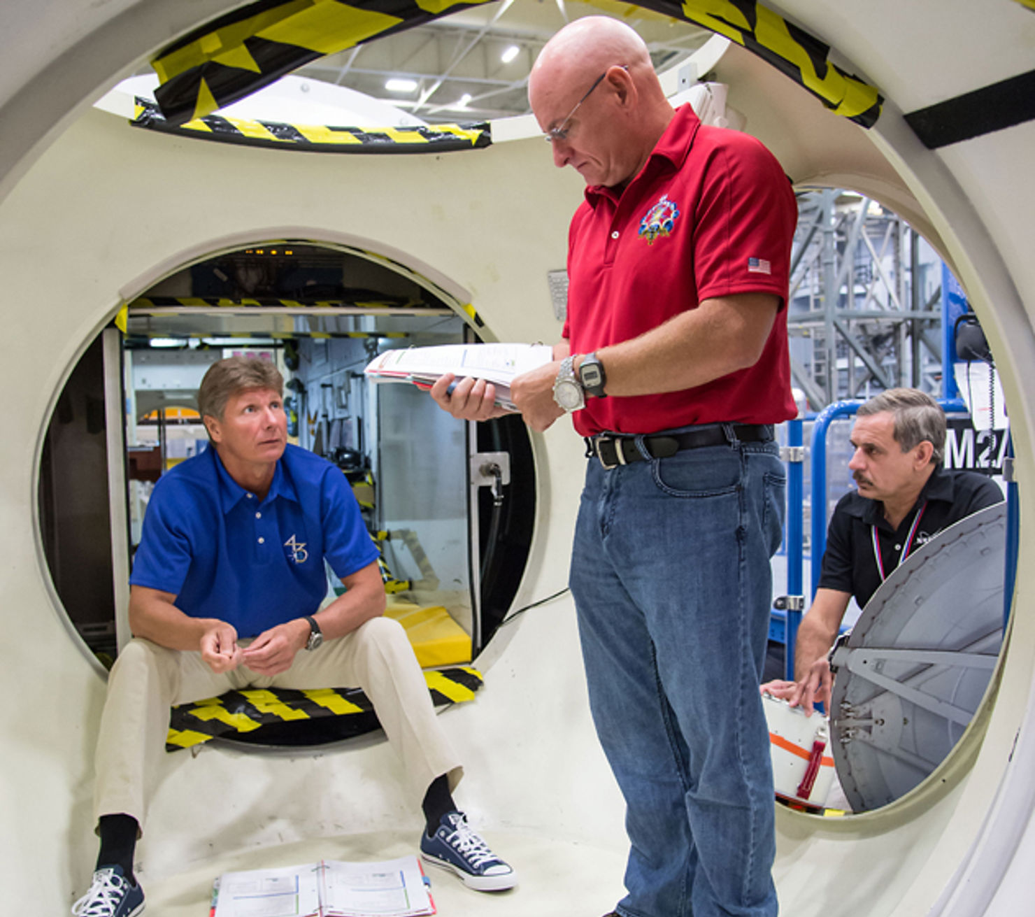 Astronauterna tränar i en modell av rymdstationen inför sin rekordlånga rymdresa.