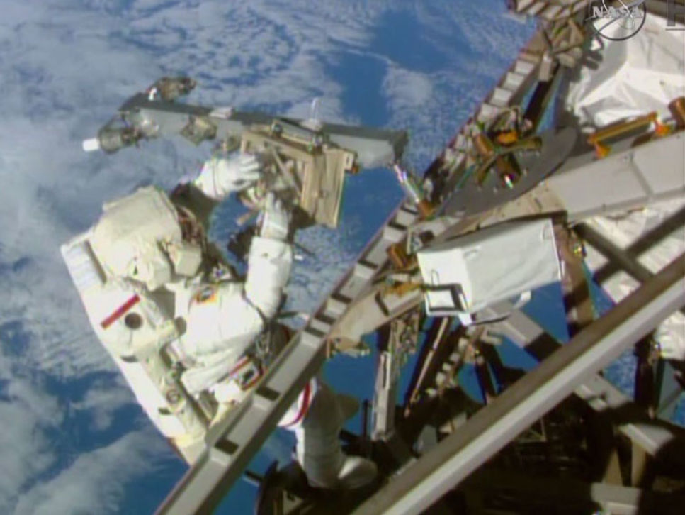 Astronauten Terry Virts under sin rymdpromenad.