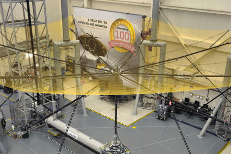 Biomass_12-metre_wire-mesh_reflector.jpg Satelliten Biomass i renrum