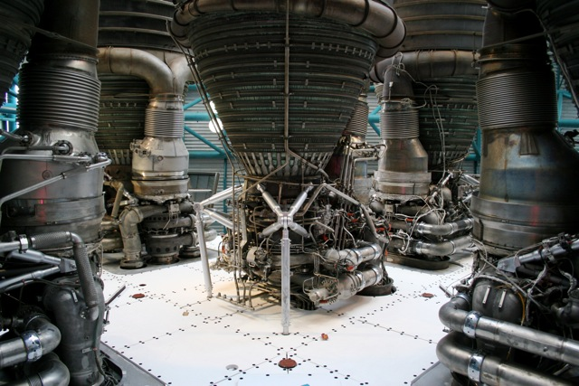 Saturn v-raketens dysor