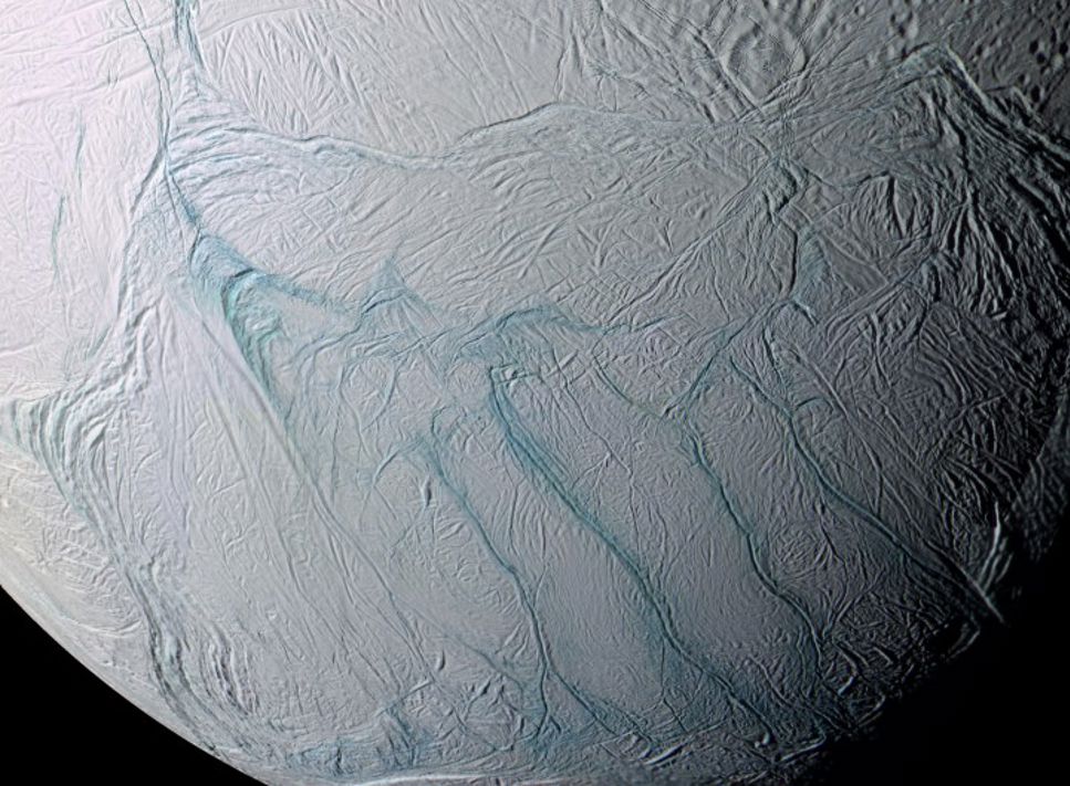 Vatten djupt under isen på Enceladus