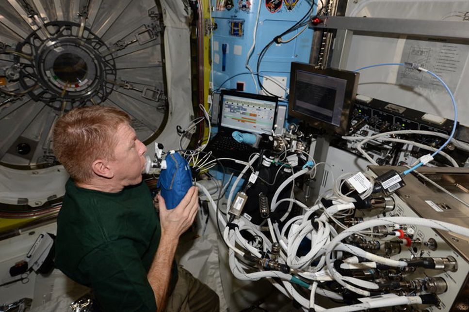 Ett svenskt team av forskare genomför just nu viktiga tester av astronauternas lungor på rymdstationen, här ser vi Tim Peake.