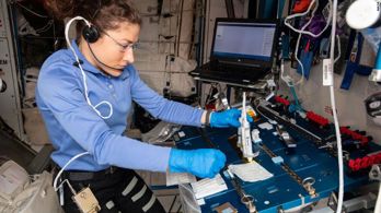 Den amerikanska astronauten Christina Koch utför experiment i Genes In Space 6-projektet på ISS.
