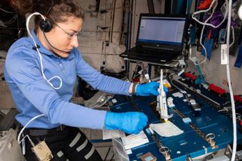 Den amerikanska astronauten Christina Koch utför experiment i Genes In Space 6-projektet på ISS.