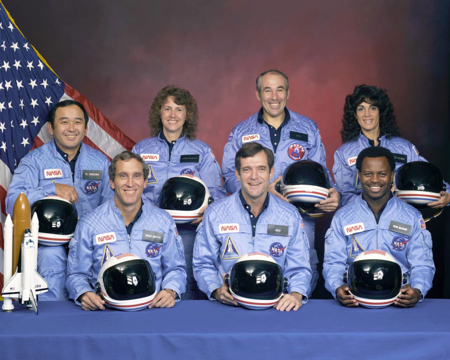 Sju astronauter omkom ombord på rymdfärjan Challenger den 28 januari 1986. Övre raden fr. vänster: Ellison Onizuka, Christa McAuliffe, Greg Jarvis, Judith Resnik. Nedre raden fr. vänster:  Mike Smith, Dick Scobee, Ron McNair.