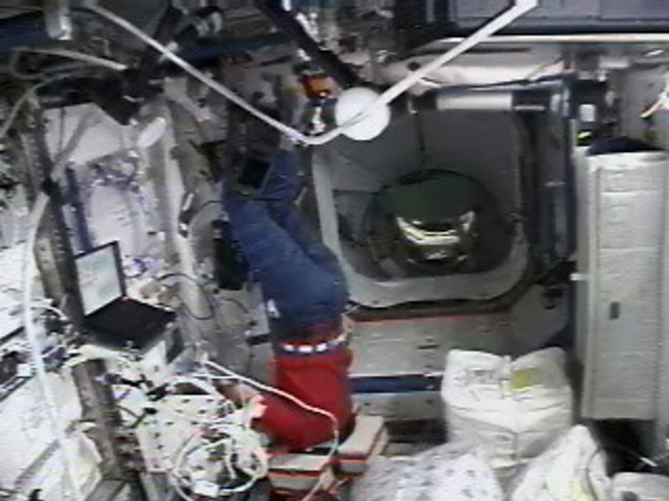Christer Fuglesang ombord på ISS, här med huvudet i ALTEA-utrustningen som studerar effekter av den kosmiska strålningen på hjärnan. Oscar Larsson är doktorand på KTH och har Fuglesang till handledare .
