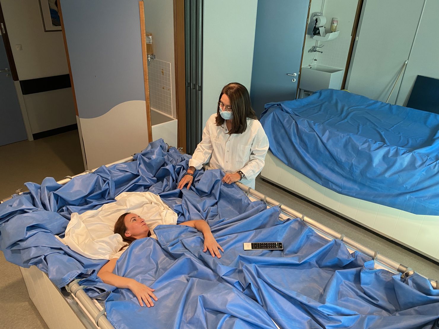 Kvinna i en vattensäng