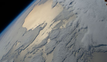 Jordens horisont sett från den internationella rymdstationen, ISS.