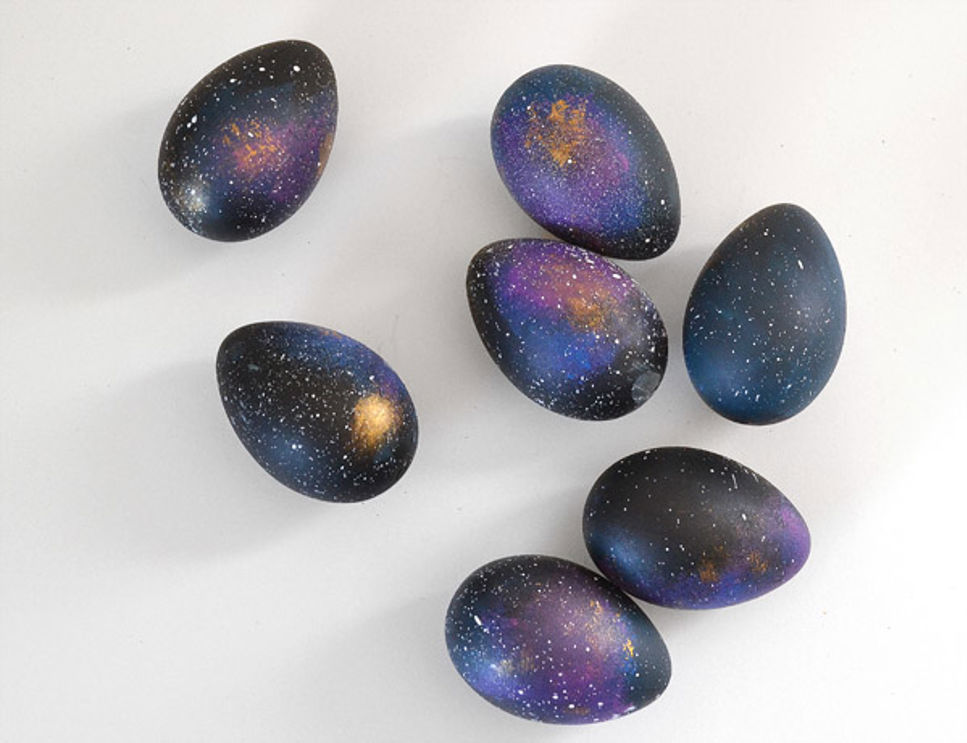 Så här fina galaxägg kan du göra i påsk!