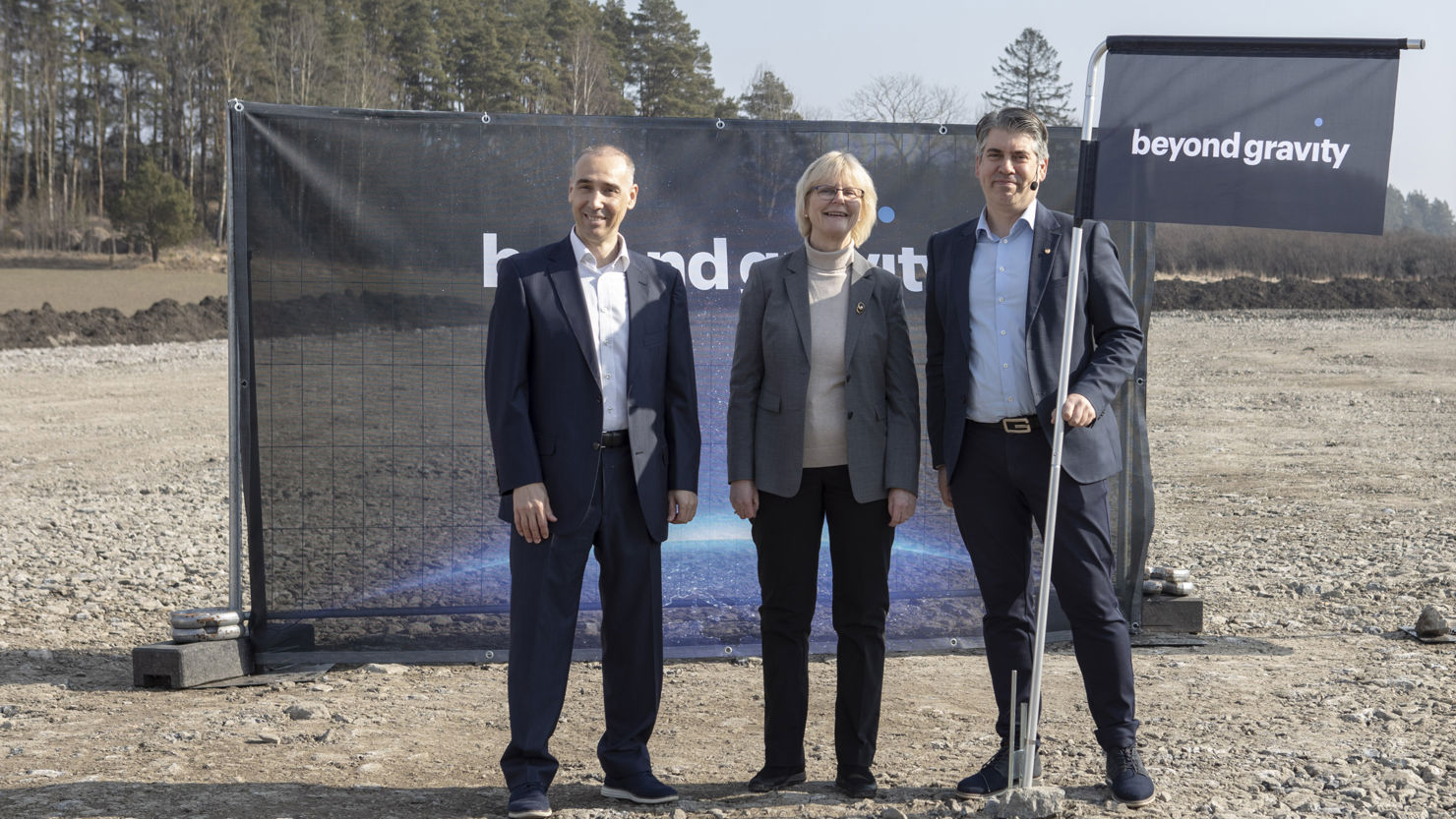 Personer på ett fält med flagga