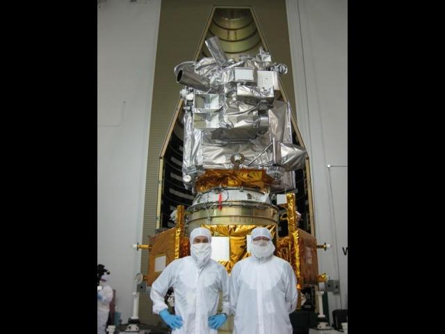 LRO och lcross under montering på bärraketen. ovanför huvudena syns ruag space adapter och separationssystem mellan satelliterna.