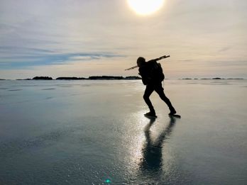Jens Österlund på skridskor på en glasblank is.