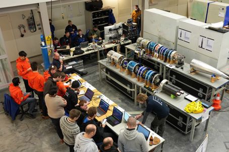 Final_testing_of_experiments_during_the_REXUS_29-30_launch_campaign_article.jpg Studenter bygger raket