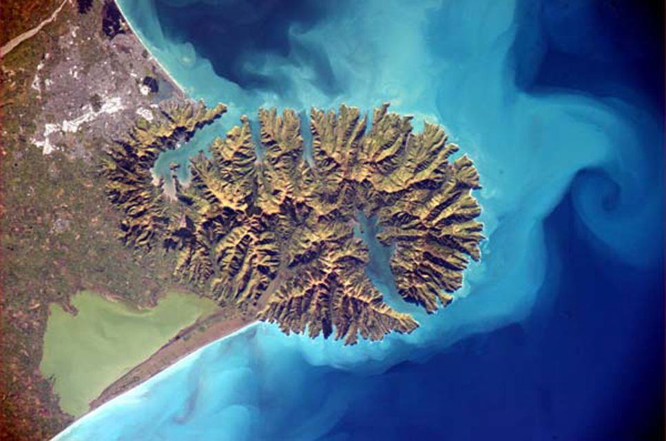 Banks_Peninsula_New_Zealand_fullwidth.jpg Banks Peninsula i Nya Zeeland fotograferad från den internationella rymdstationen av ESA-astronauten Alexander Gerst.