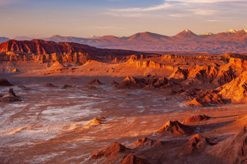 Bilden visar roströda bergstoppar i den torra Atacamaöknen i Chile.