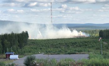 En bild som visar hur brandrök stiger från rymdbasen Esrange utanför Kiruna.