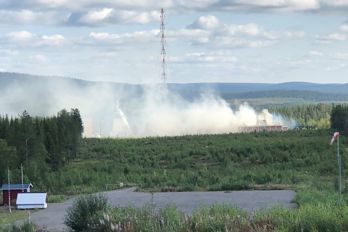 En bild som visar hur brandrök stiger från rymdbasen Esrange utanför Kiruna.