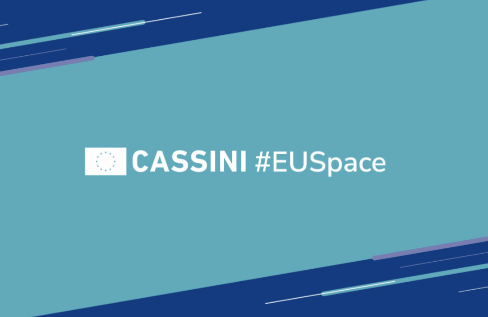 Cassini skrivet mot turkos bakgrund.