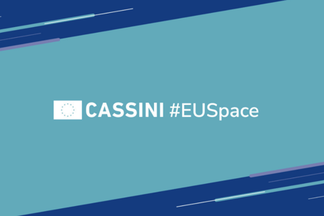 Cassini.png Cassini skrivet mot turkos bakgrund.
