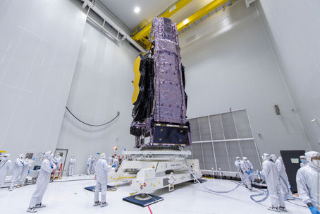 ESA clean room jwst.jpg Personer i ett vitt rum med skyddsdräkter på sig. På golvet står ett stort rymdteleskop