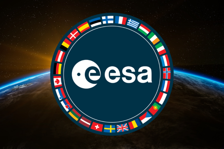 ESA logo svart.png Jorden från rymden i mörka färger med en logotyp där det står ESA