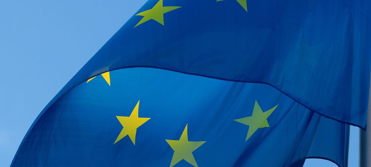 EU (2).jpg En blå flagga med gula stjärnor på
