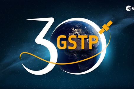 GSTP.jpg Illustration av en jordglob med texten GSTP