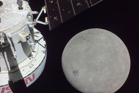 Artemis 1 och månen foto NASA.jpg Artemis 1 och månen